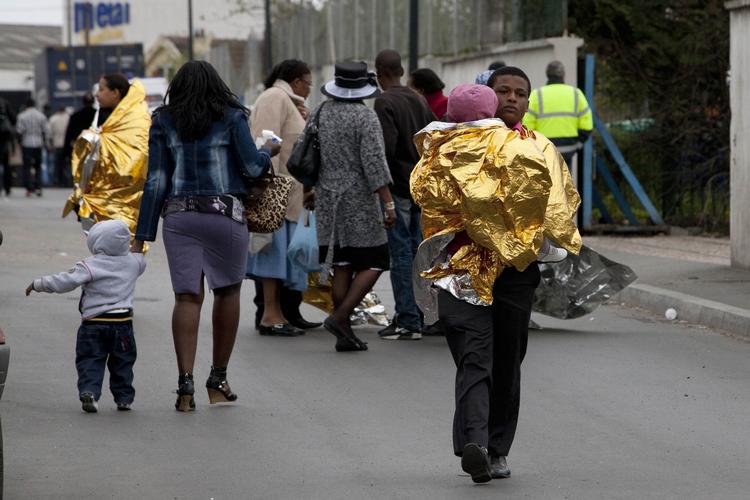 Kollaps. En seksårig pige døde og flere blev alvorligt sårede, da et gulv styrtede sammen under en påskefejring i Paris. 