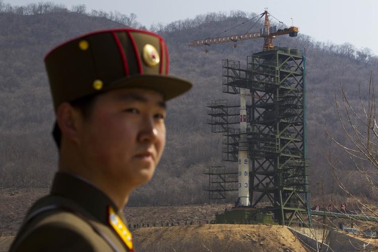 Bekymring. En nordkoreansk soldat bevogter den raket, der skal affyres i i perioden mellem 12.-16. april. 