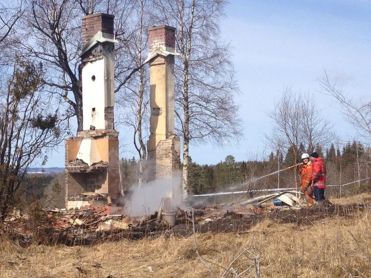 BRAND. Naboerne fik sig en overraskelse, da de i går morges opdagede, at nabohuset var brændt ned. 