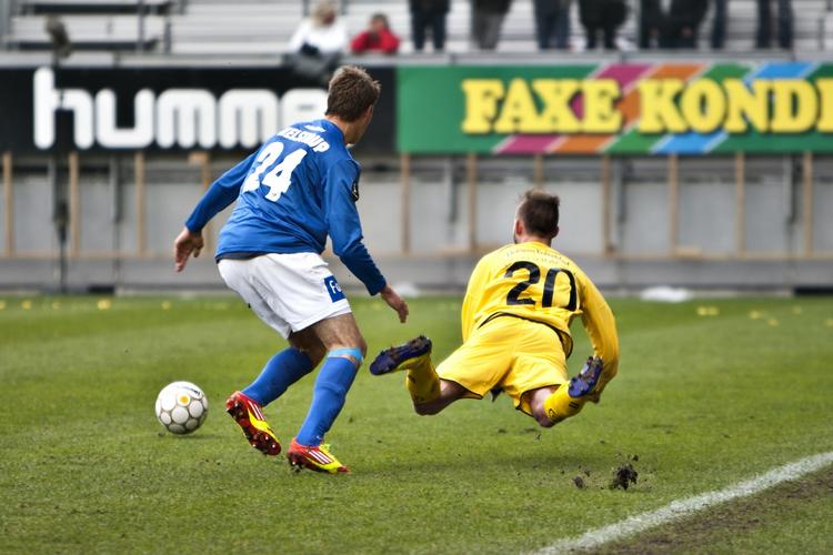 FLYVENDE. Selv om Janus Drachmann var flyvende fik Mathias Tauber og Lyngby holdt AC Horsens nede. 