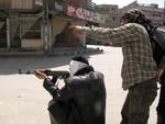 blodigt. Det er blandt andet den blodige situation i Syrien, som forklarer, hvorfor flere syrere søger mod Danmark. Over 9.000 syrere menes at være blevet dræbt. Billedet er fra i fredags og viser angiveligt medlemmer af den syriske oprørshær i kamp mod syriske regeringstropper i udkanten af Damaskus. 