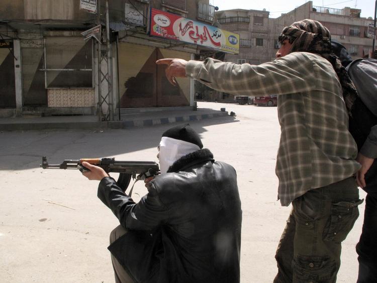 blodigt. Det er blandt andet den blodige situation i Syrien, som forklarer, hvorfor flere syrere søger mod Danmark. Over 9.000 syrere menes at være blevet dræbt. Billedet er fra i fredags og viser angiveligt medlemmer af den syriske oprørshær i kamp mod syriske regeringstropper i udkanten af Damaskus. 