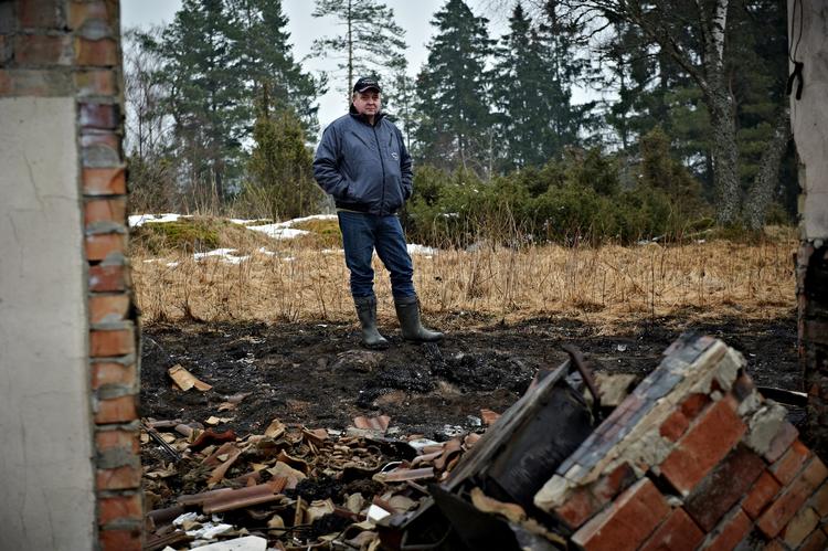 Nabo. Svenske Ingemar Andersson kigger på de sparsomme rester af det nedbrændte sommerhus. 