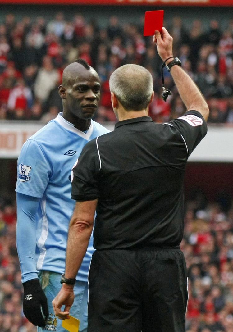 Rødt. Det var fjerde gang på under to år i City-trøjen, Balotelli blev udvist. 