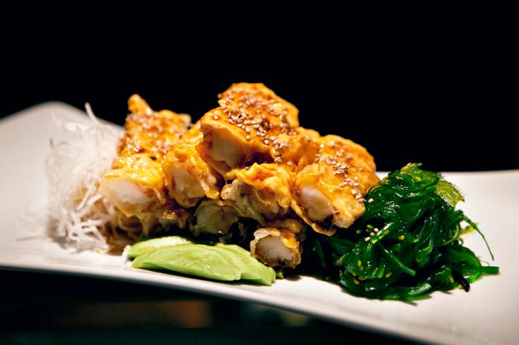 Tempura-Lykke. Alex Sushi laver en fantastisk tempurasalat og  er gavmilde med portionerne. Måske lidt for gavmilde. 