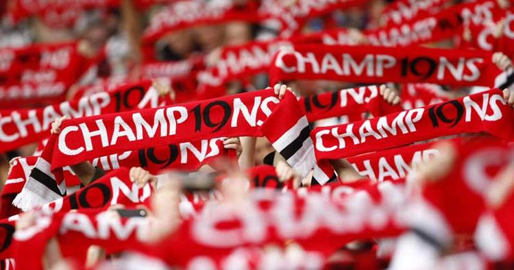 DYST. Netop nu skal det engelske fodboldmesterskab afgøres mellem Manchesters to klubber - City og United. 