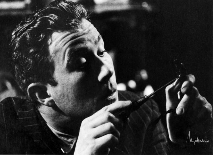 Farlig. I bogen er det ganske rammende den betegnelse, en af de interviewede giver Jørgen Reenberg. Me Lunds store opgave er bragt fornemt til afslutning. Her ses Reenberg i 1962 som den debile Aston i Harold Pinters 'Gæsten'. 