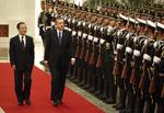 velkomst. Tyrkiets regeringschef, Recep Tayyip Erdogan, er på officielt besøg i Kina. Her skridter han æresgarden af sammen med sin kinesiske kollega, Wen Jiabao. 