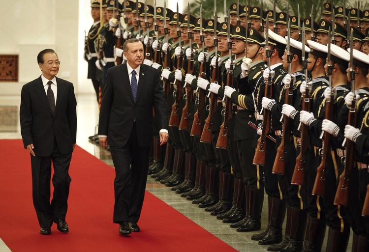 velkomst. Tyrkiets regeringschef, Recep Tayyip Erdogan, er på officielt besøg i Kina. Her skridter han æresgarden af sammen med sin kinesiske kollega, Wen Jiabao. 