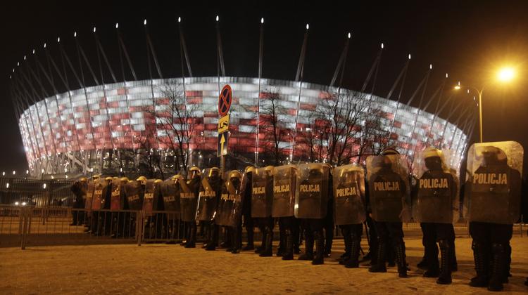 Åbning. Polens nye nationalarena, hvor Polen åbner EM mod Grækenland 8. juni, skulle været åbnet med Super Cup-kampen mellem Legia Warszawa og Wisla Krakow 11. februar, men uroligheder og hooliganisme førte til aflysning - og politiet måtte igen på overarbejde. 