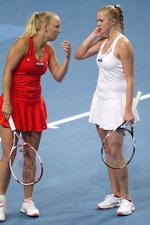 exit. Trods fordelen af hjemmebane blev WTA-turneringen i Farum en kort fornøjelse for Caroline Wozniackis doublepartner, Malou Ejdesgaard (th.). 