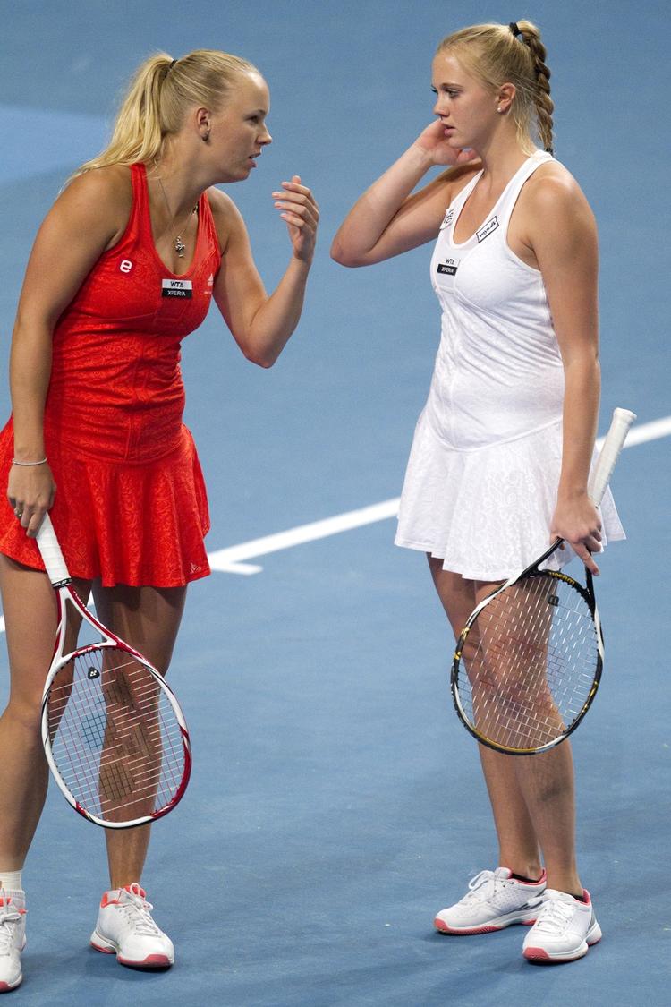 exit. Trods fordelen af hjemmebane blev WTA-turneringen i Farum en kort fornøjelse for Caroline Wozniackis doublepartner, Malou Ejdesgaard (th.). 