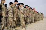 hædret. Danske soldater fra Hold 6 i Camp Danevang uden for Basra modtager i 2006 Hærens Fortjenstmedalje for deres indsats i Irak. 