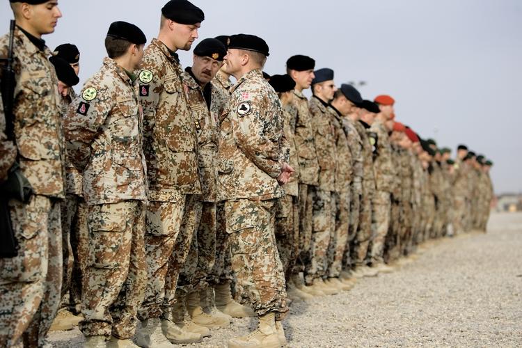 hædret. Danske soldater fra Hold 6 i Camp Danevang uden for Basra modtager i 2006 Hærens Fortjenstmedalje for deres indsats i Irak. 