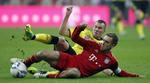 Afgørelse. Philipp Lahm (forrest) er anfører for Bundesligaens mest scorende hold, FC Bayern, der med sejr i Dortmund vil have en lille fordel i form af bedre målscore, inden de sidste fire spillerunder. 