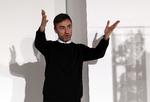 Ny chef. »Det er med den største respekt for den forrygende historie, den uovertrufne viden og håndværket i Dior, at jeg tiltræder dette storslåede hus«, siger belgiske Raf Simons. 