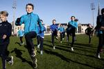 TEKNIK. Når man træner løb på Østerbro Stadion i Spartas ungdomsgruppe (her fra 11-13 år), indgår der altid balance, koordination og teknik. For eksempel høje knæ, hælspark og øvelser, hvor man løber udstrakt for at få en ’høj hofte’ og låret op i vandret. For med god teknik løber man hurtigere og bruger færre kræfter. 