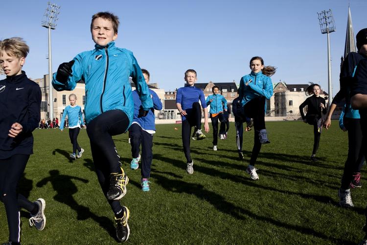 TEKNIK. Når man træner løb på Østerbro Stadion i Spartas ungdomsgruppe (her fra 11-13 år), indgår der altid balance, koordination og teknik. For eksempel høje knæ, hælspark og øvelser, hvor man løber udstrakt for at få en ’høj hofte’ og låret op i vandret. For med god teknik løber man hurtigere og bruger færre kræfter. 