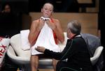 Peptalk. Caroline Wozniacki havde det hårdt i 1. sæt, og far måtte på banen. 