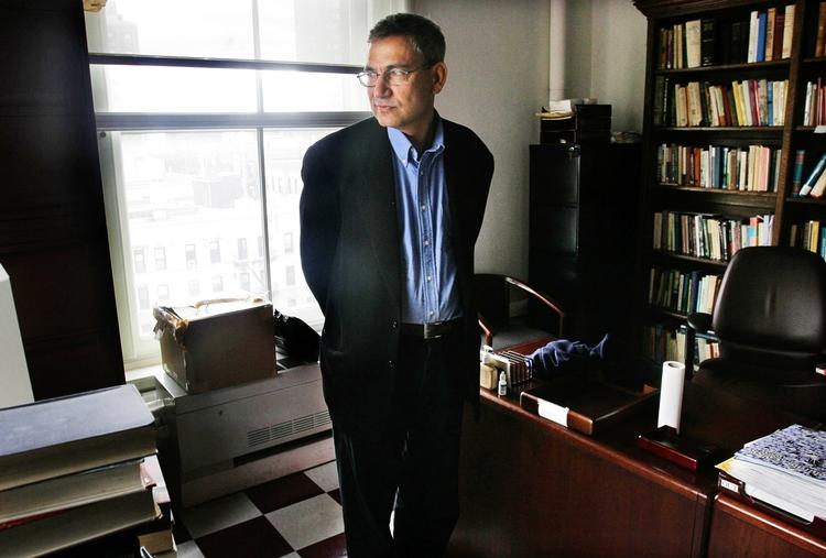 SØGENDE. Orhan Pamuk mener, at moderne læsere tyer til de store romaner, fordi de ikke føler sig hjemme i deres egen verden. Men i litteraturen søger svar på livets spørgsmål. 