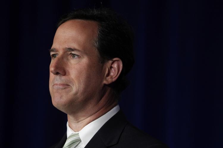 Farvel. Den højrereligiøse og dybt konservative Rick Santorum har i en længere periode haltet efter Romney. 