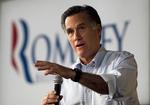Tillykke. Mitt Romney lykønsker sin hidtidige ærkerival, Rick Santorum, med en veludført valgkamp. Santorums afsked med valgkampen betyder, at Romney er så godt som sikker på at blive republikanernes kandidat. 