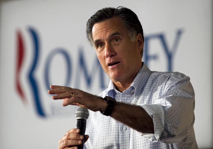 Tillykke. Mitt Romney lykønsker sin hidtidige ærkerival, Rick Santorum, med en veludført valgkamp. Santorums afsked med valgkampen betyder, at Romney er så godt som sikker på at blive republikanernes kandidat. 