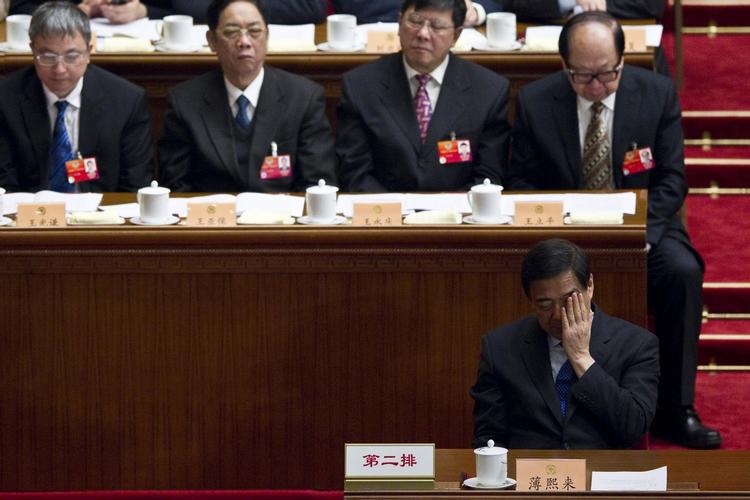 Suspenderet. Den kinesiske toppolitiker Bo Xilai (nederst) er blevet suspenderet fra sine poster i Centralkommiteen og Politbureauet. Samtidig er hans kone mistænkt i mordsag. 