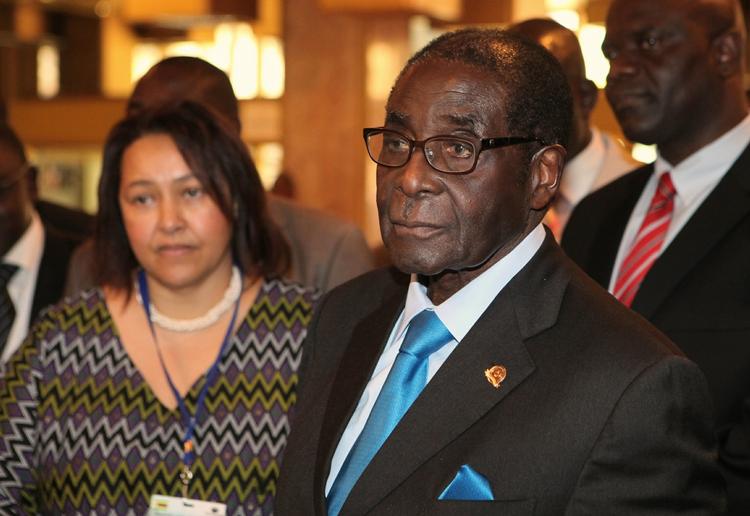 Ferie. Robert Mugabe har det fint, siger officielle talsmænd fra Zimbabwe, han er ikke syg, men på ferie i Singapore. 