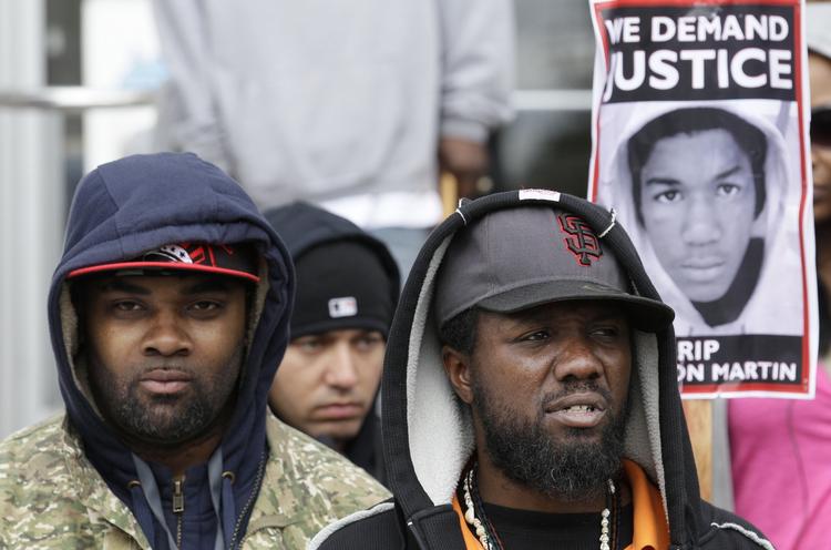 vrede. Det har medført stor opstandelse i USA, at en 28-årig vagtmand har dræbt den 17-årige teenager Trayvon Martin. Drabsmanden kan slippe for straf, idet han hæver, at han skød i selvforsvar. 