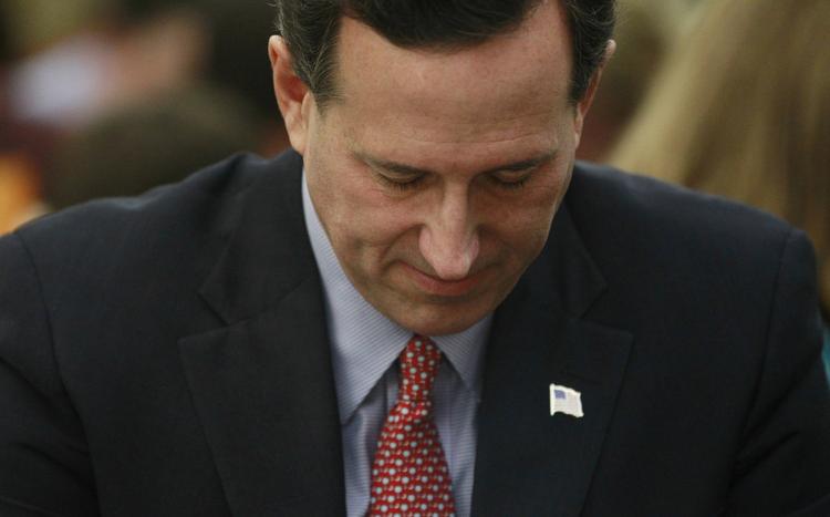 Bøn. Mange dybt religiøse vælgere fik deres bønner besvaret, da Rick Santorum stillede op som republikanernes præsidentkandidat, men i sidste ende var det ikke nok. Her ses kandidaten under en bøn i valgkampen i South Carolina i januar. 