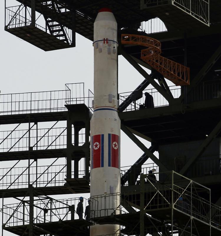 Nordkoreas nye leder, Kim Jong Un, har ikke standset landets uforsonelige kurs over for omverdenen, der frygter, at affyringen er en test af en langdistanceraket. 
