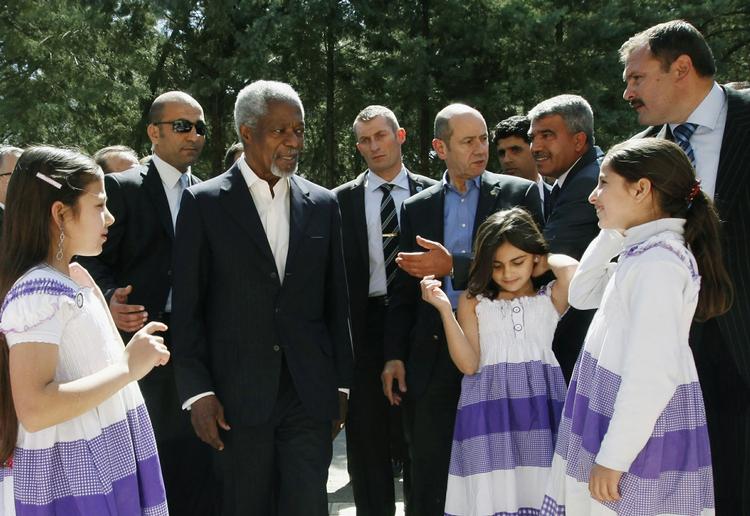 flygtninge. FN's særlige udsending til Syrien, Kofi Annan, besøgte i går en syrisk flygtningelejr i Tyrkiet. I løbet af mindre end et døgn har de stridende syriske parter til at få en våbenhvile på plads. 