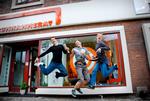 Glædeshop. Yousef, Oliver &amp; Matias har lige klaret Rumkammerats Urban Treasure Hunt. Nu er det slut med de generøse kunstoplevelser fra sammenslutningen. 