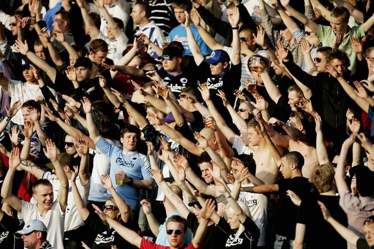 Kritik. »Vi er mange, der holder meget af at følge FCK, og vi er også mange, der holder af at drikke en øl, men hvorfor skal de to ting blandes sammen?«, spørger Lars Iversen. 