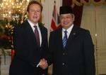 Tsunami. Ingen store ødelæggelser eller døde i Indonesien efter jordskælv. Her ses præsidenten kort før skælvetsammen med David Cameron, som er på besøg. 