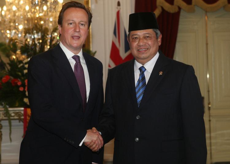Tsunami. Ingen store ødelæggelser eller døde i Indonesien efter jordskælv. Her ses præsidenten kort før skælvetsammen med David Cameron, som er på besøg. 