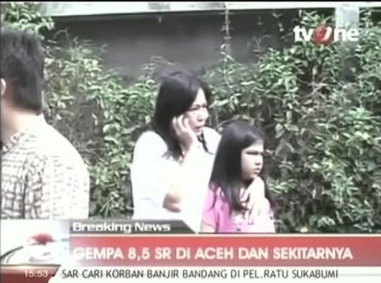 Varsel. Indonesisk tv viser billeder af angste borgere. 