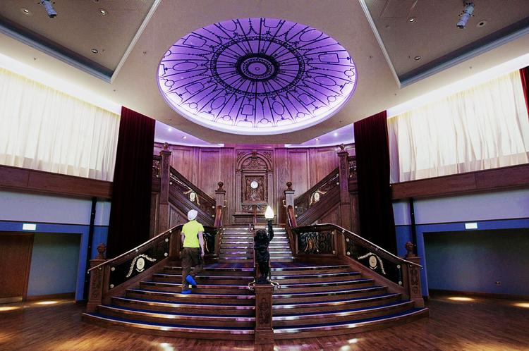 efterligning. En kopi af den store trappe fra Titanic er noget af det, der kan ses i udstillingscentret i Belfast. Det er netop åbnet. Foto: Peter Morrison/AP 