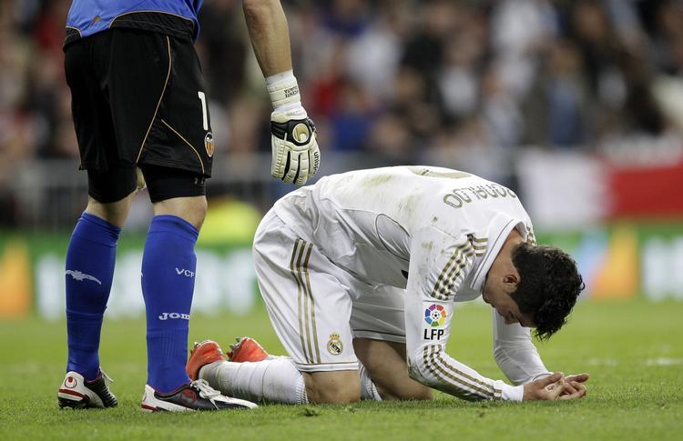Skrump. Første skridt på vejen til mesterskabet for Ronaldo og co. er en sejr i Madrid-derbyet mod Atletico. For en måned siden førte Real ligaen med 10 point - nu er Barca kun et point efter. 
