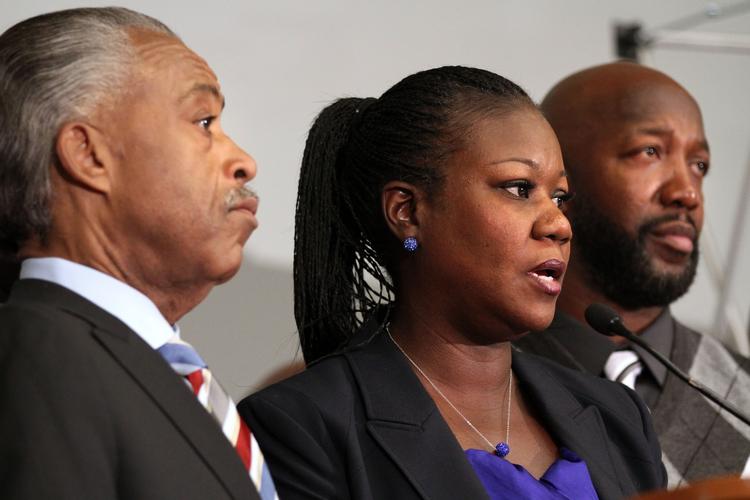 Tak. Trayvon Martins mor, Sybrina Fulton, var stærkt berørt, da hun for kort tid siden takkede sin gud for anholdelsen af sin søns drabsmand. Med hende var præst Al Sharpton (t.v.) og Trayvon Martins far, Tracy Martin. Arkiv. 