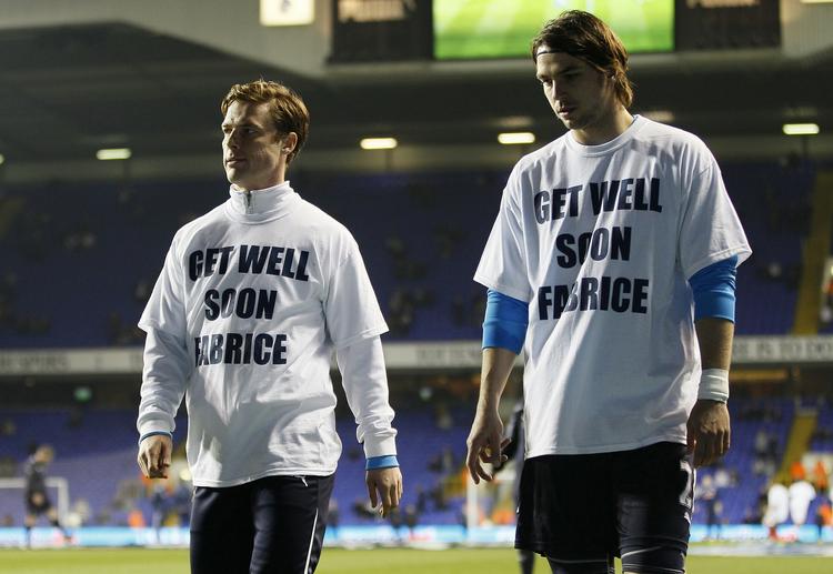 hjælpen. De mange opmuntringer fra spillere og fans har hjulpet. Fabrice Muamba er atter på højkant. 