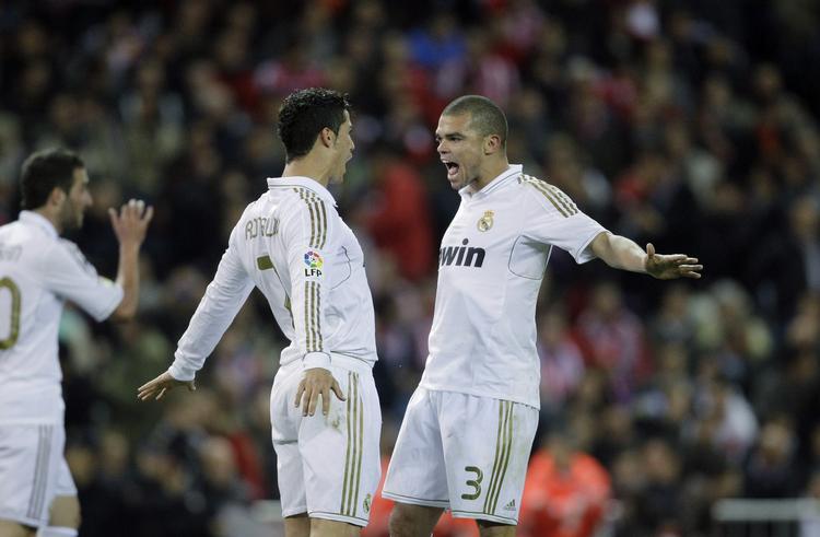 hattrick. Med tre mål mod Atletico Madrid er Cristiano Ronaldo (tv. sammen med Pepe) oppe på 40 i den spanske liga i denne sæson. 