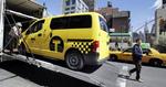 Ind. New York får i de kommende år en helt ny taxatype: en kassevogn fra Nissan, der er skræddersyet til formålet. I baggrunden den nuværende model.