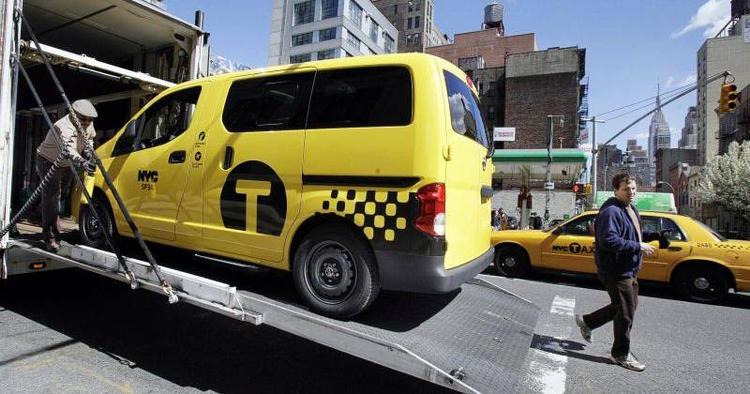 Ind. New York får i de kommende år en helt ny taxatype: en kassevogn fra Nissan, der er skræddersyet til formålet. I baggrunden den nuværende model.