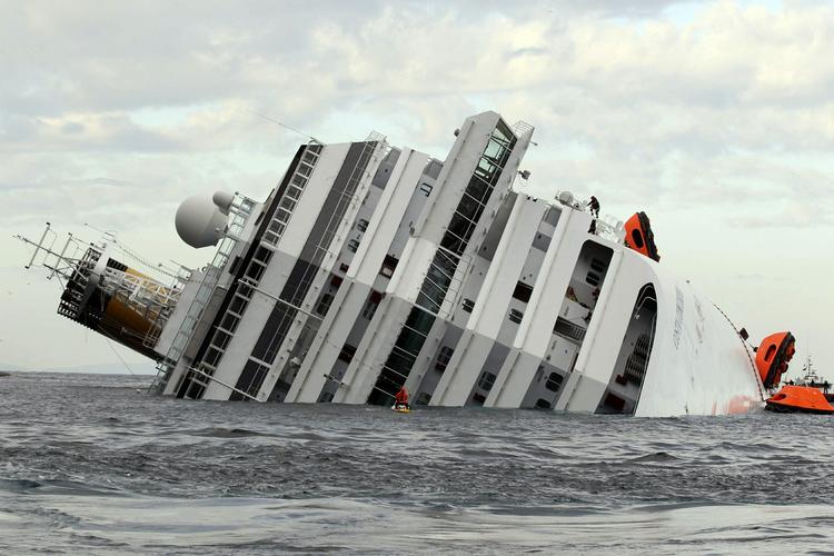 Kaptajnen på det italienske krydstogtskib Costa Concordia, der i januar forliste uden for Italiens kyst, reddede sig selv først. Det gør de fleste kaptajner, viser ny forskning. 