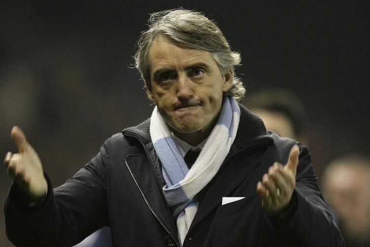Vendekåbe. Roberto Mancini er i syv sind omkring titelafgørelsen i England. 