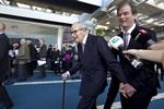 ankomst. Mærsk Mc-Kinney Møller guides ind til generalforsamlingen i Bella Center. Flere hundrede af de 76.000 aktionærer var mødt op. 