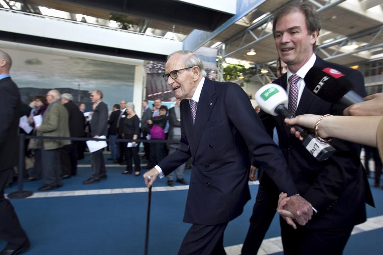 ankomst. Mærsk Mc-Kinney Møller guides ind til generalforsamlingen i Bella Center. Flere hundrede af de 76.000 aktionærer var mødt op. 