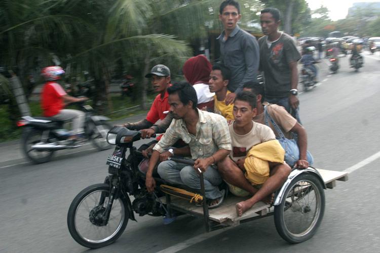 Evakuering. Også her i Banda Aceh i Indonesien blev folk bedt om at forlade de kystnære områder efter jordskælvet, der skabte frygt for flodbølger. 